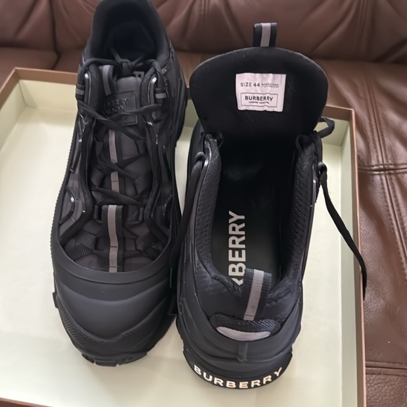 New Burberry Low top Sneakers , box and travel bag included - Picture 1 of 4
